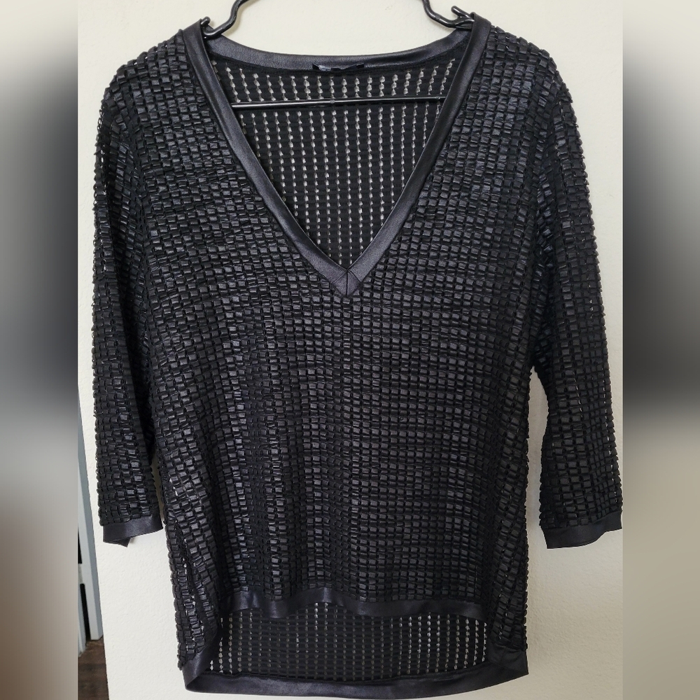 EUC! LONG SLEEVE V-NECK TOP